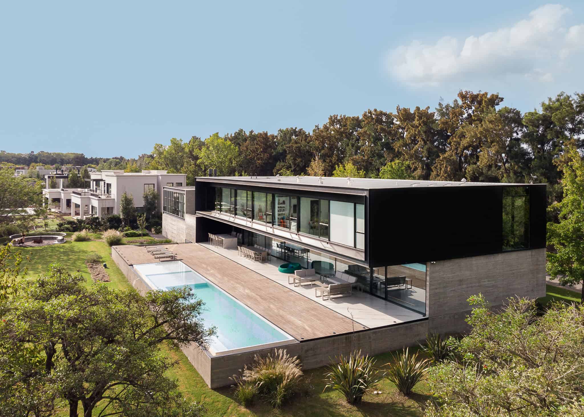 Pacheco House by A4estudio 01 Modern architecture of Pacheco House with poolside view.