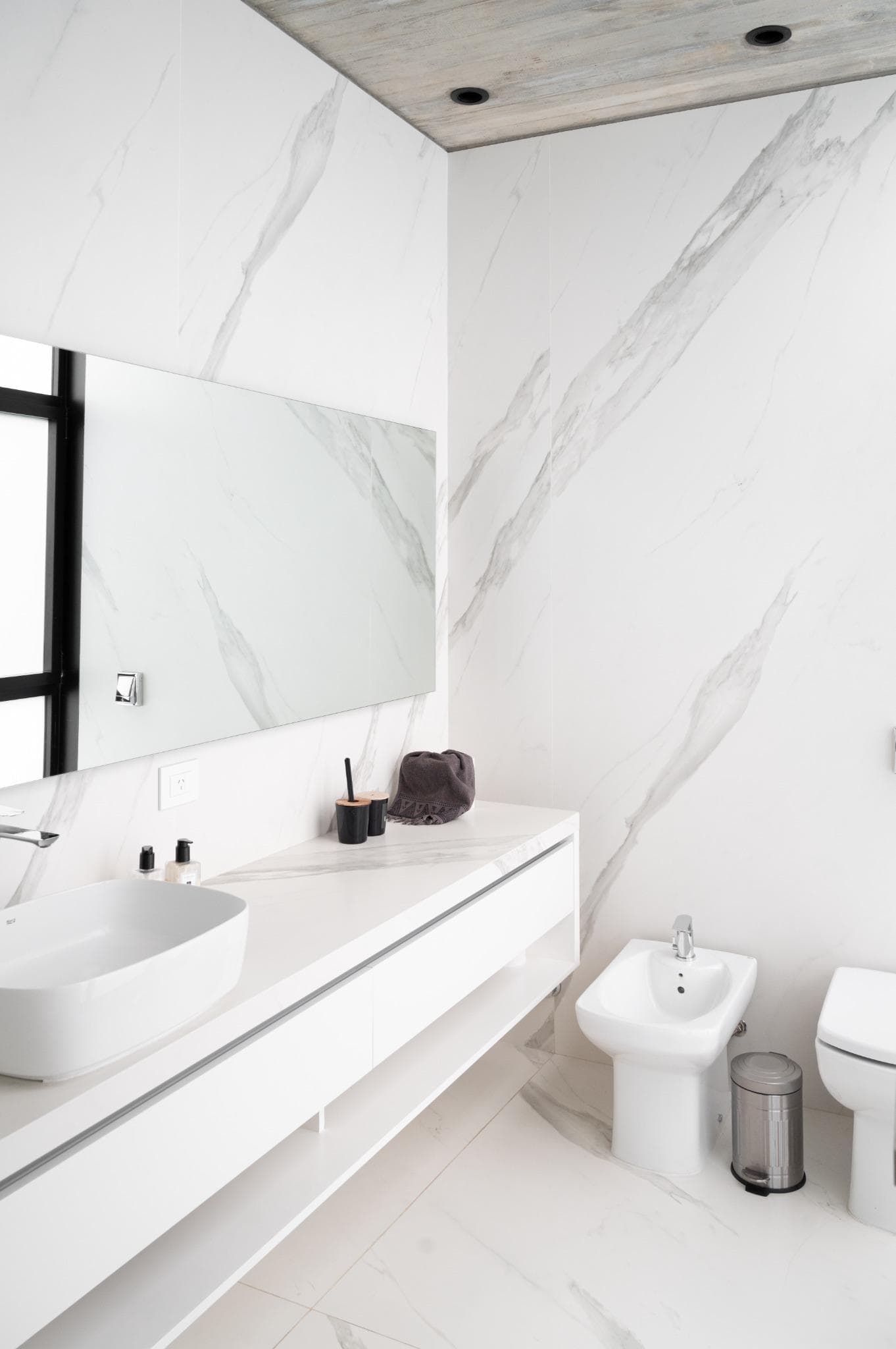 Pacheco House Minimalist Marble Bathroom Bathroom in Pacheco House with white marble surfaces and minimal sanitary fixtures.