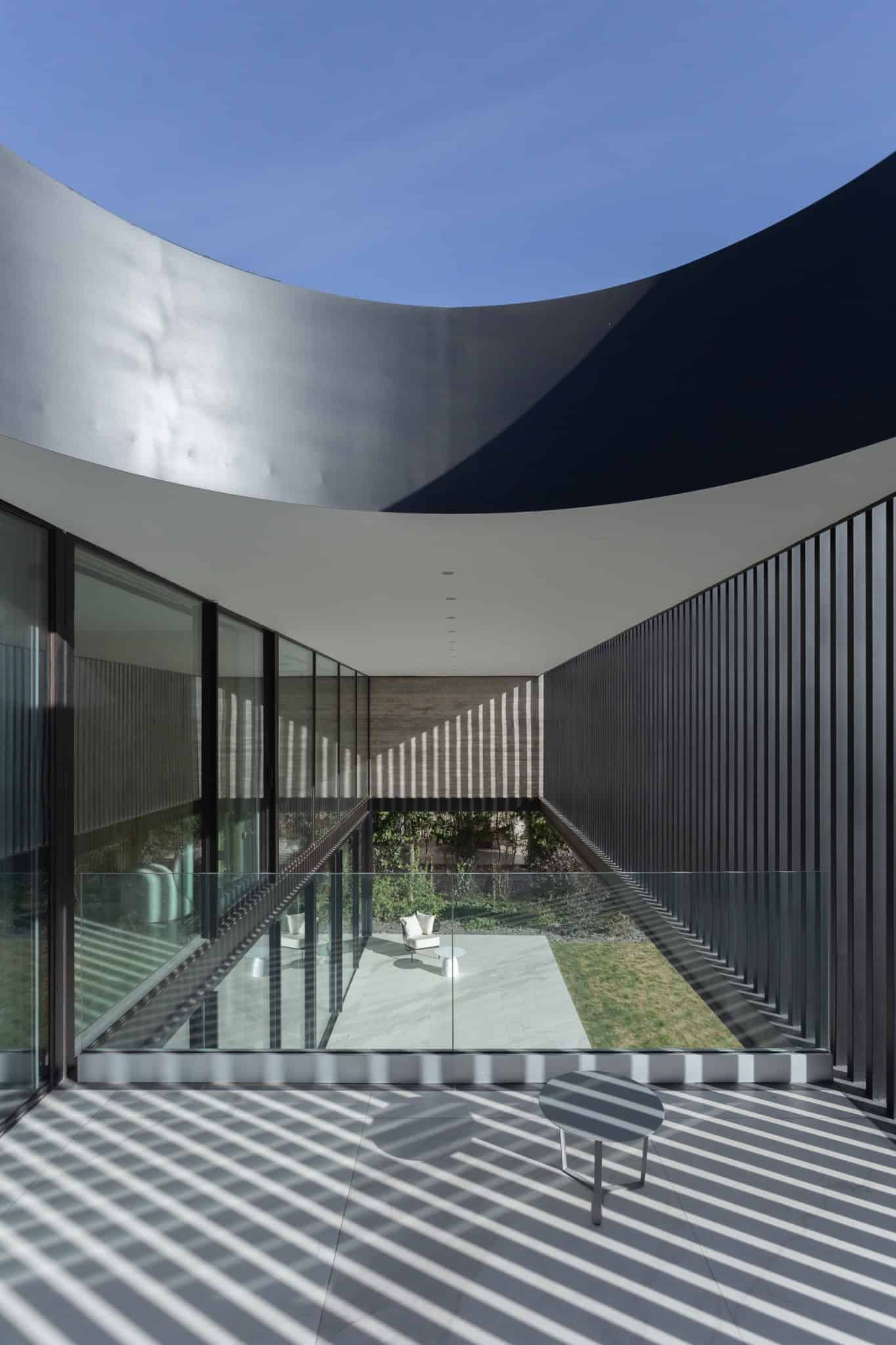 Terrace Curved Sky Opening A4Estudio Casa EE by A4estudio - Terrace curved sky opening a4estudio