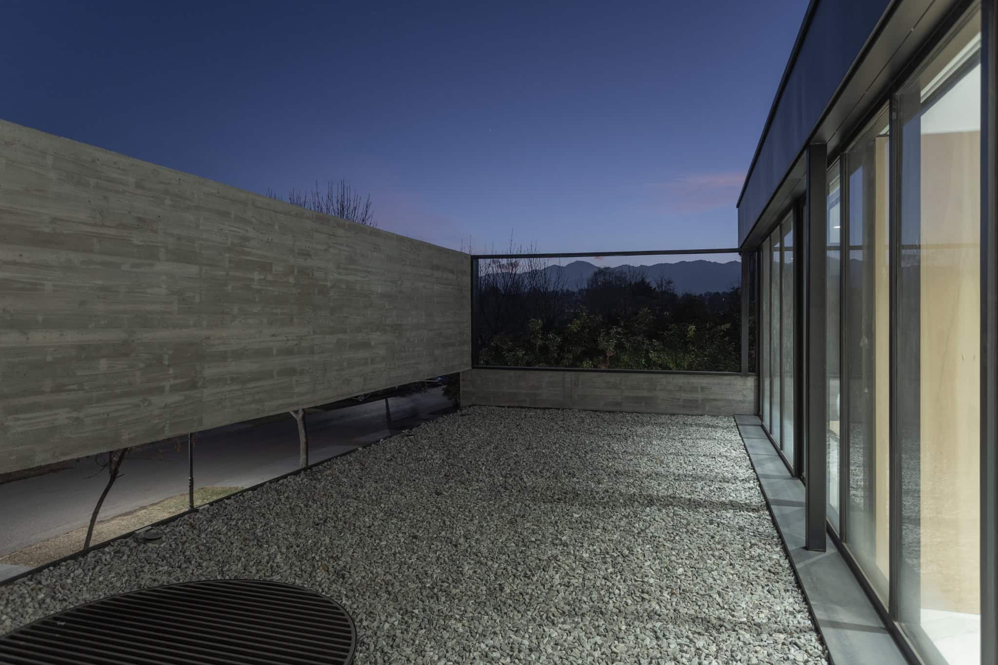 Twilight Courtyard Mountain View A4Estudio Casa EE by A4estudio - Twilight courtyard mountain view a4estudio