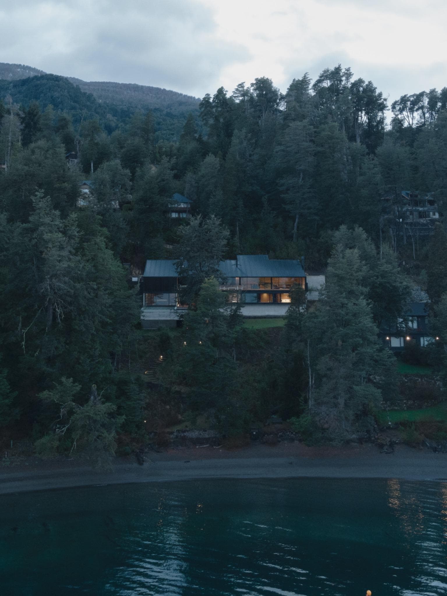Aerial image of VLA House by A4estudio seen from the beach.