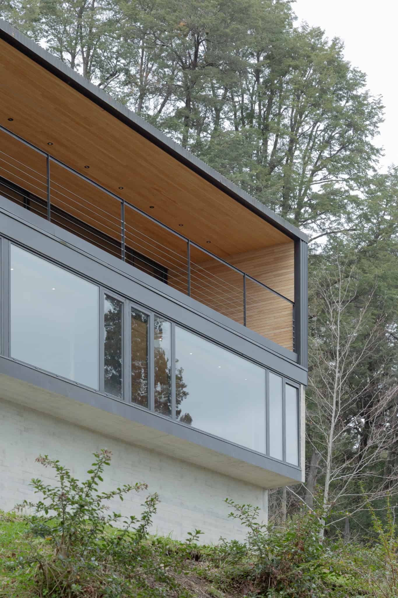 VLA House by A4estudio with dramatic cantilevered balcony design.