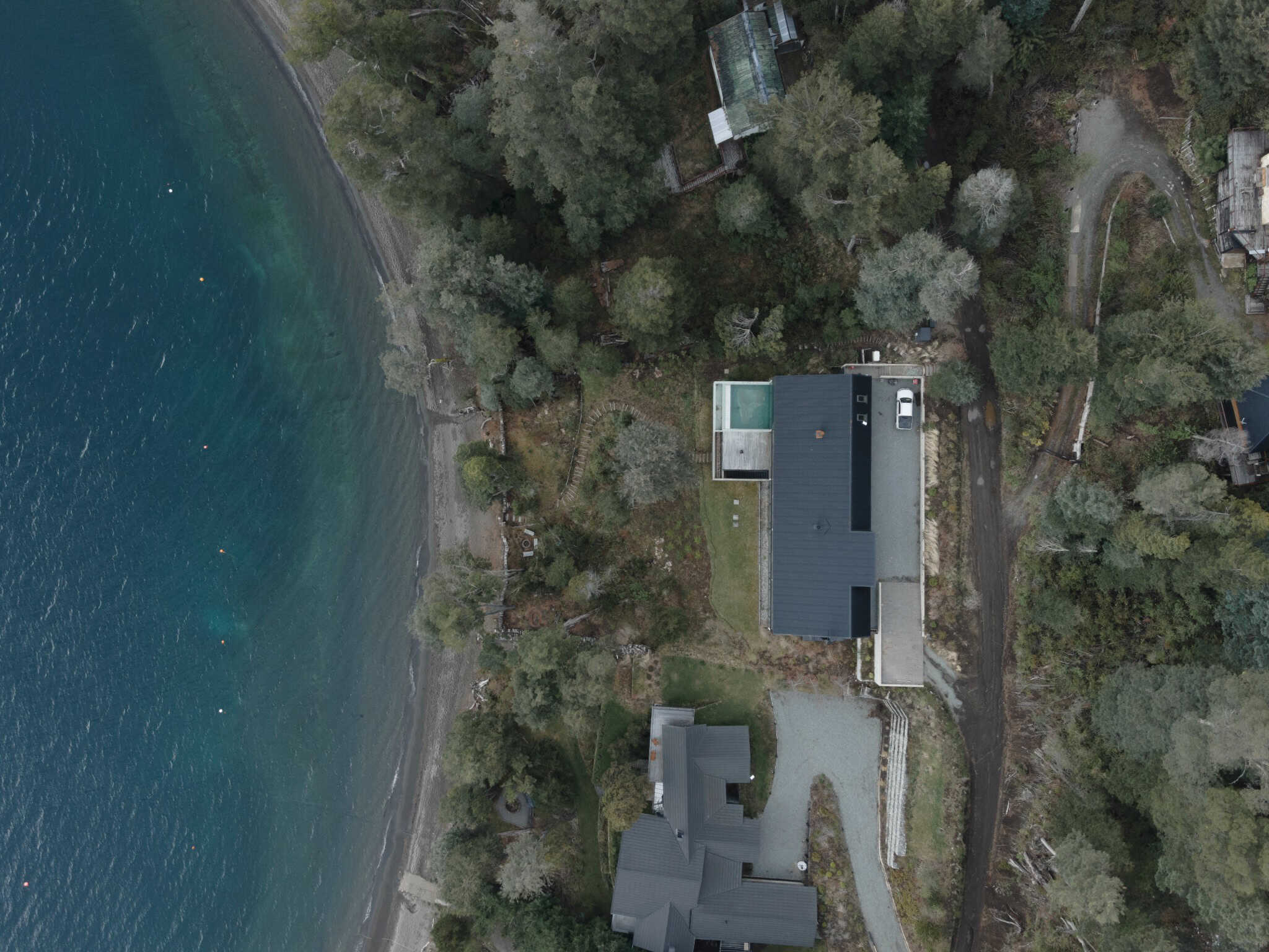 Overhead drone view of VLA House by A4estudio on Patagonian lakeshore.
