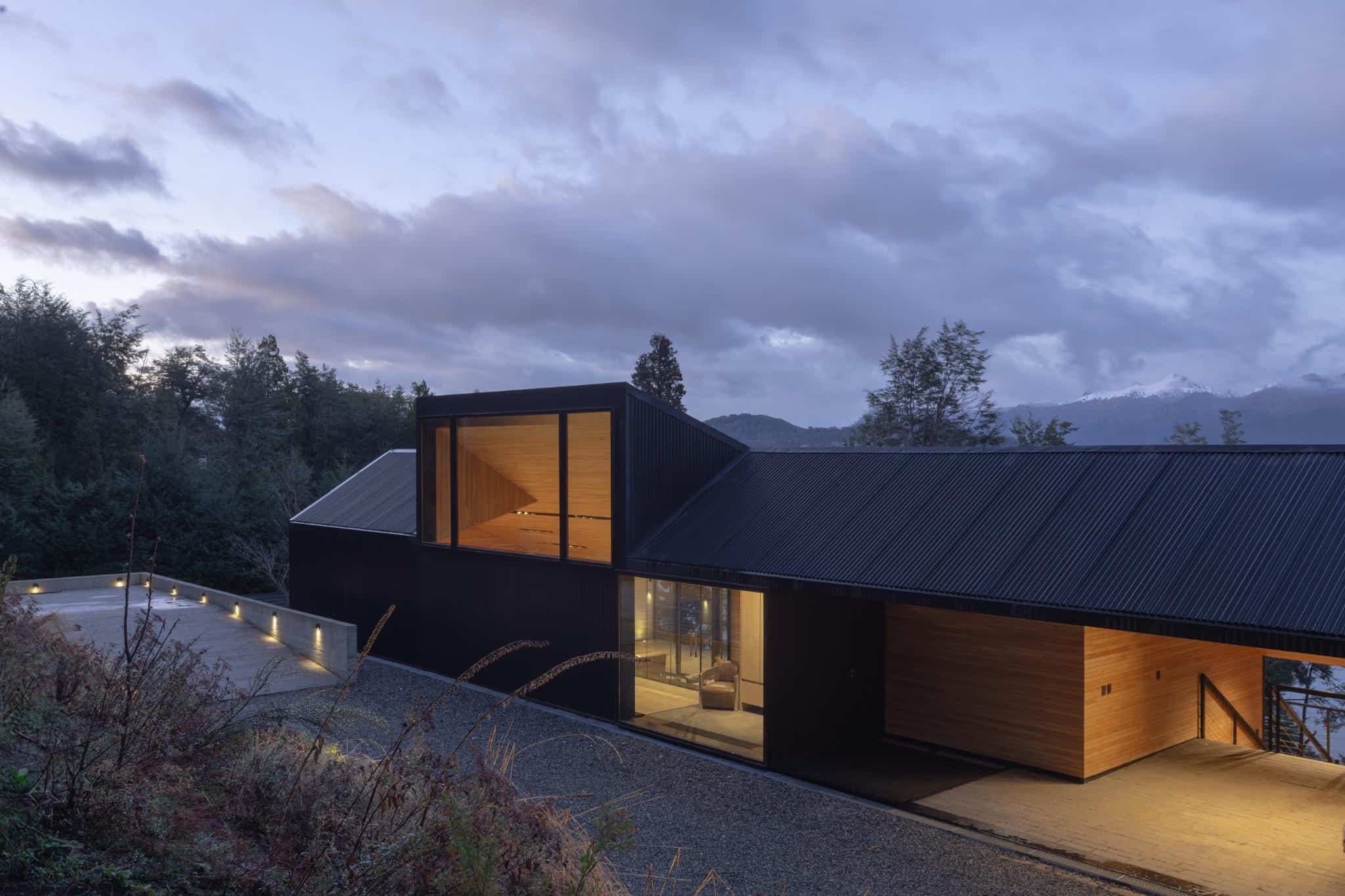 Exterior lighting of VLA House by A4estudio glowing at dusk.