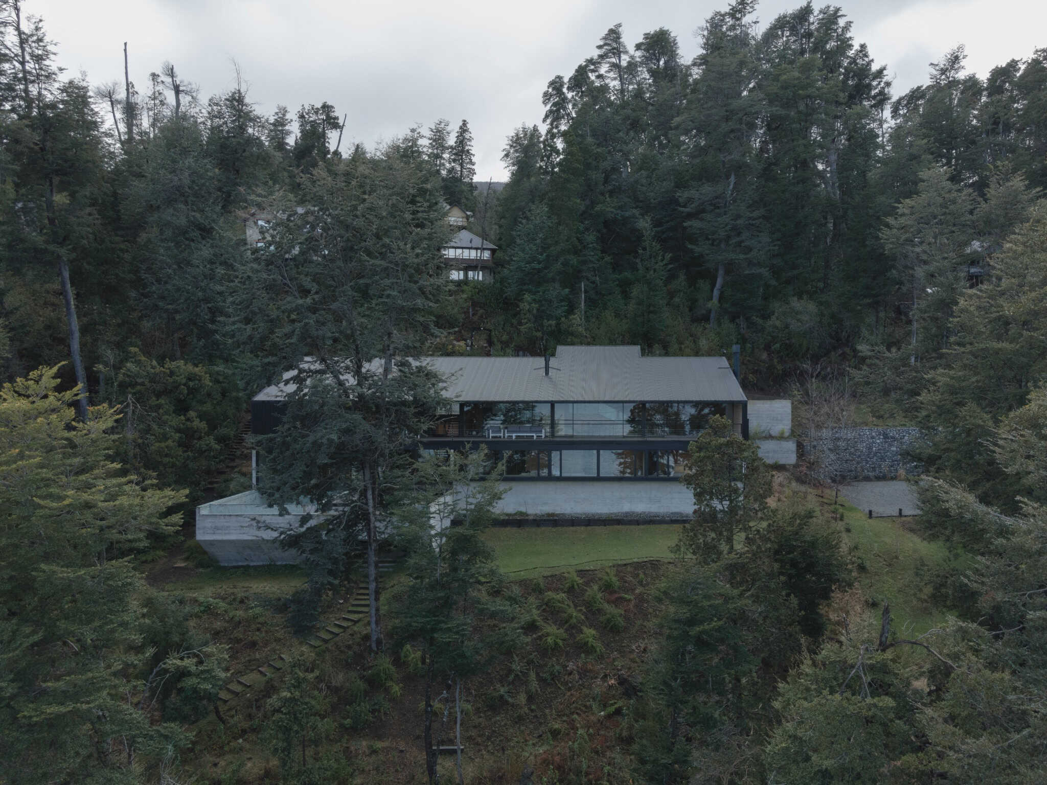 Forest-facing front elevation of VLA House by A4estudio.