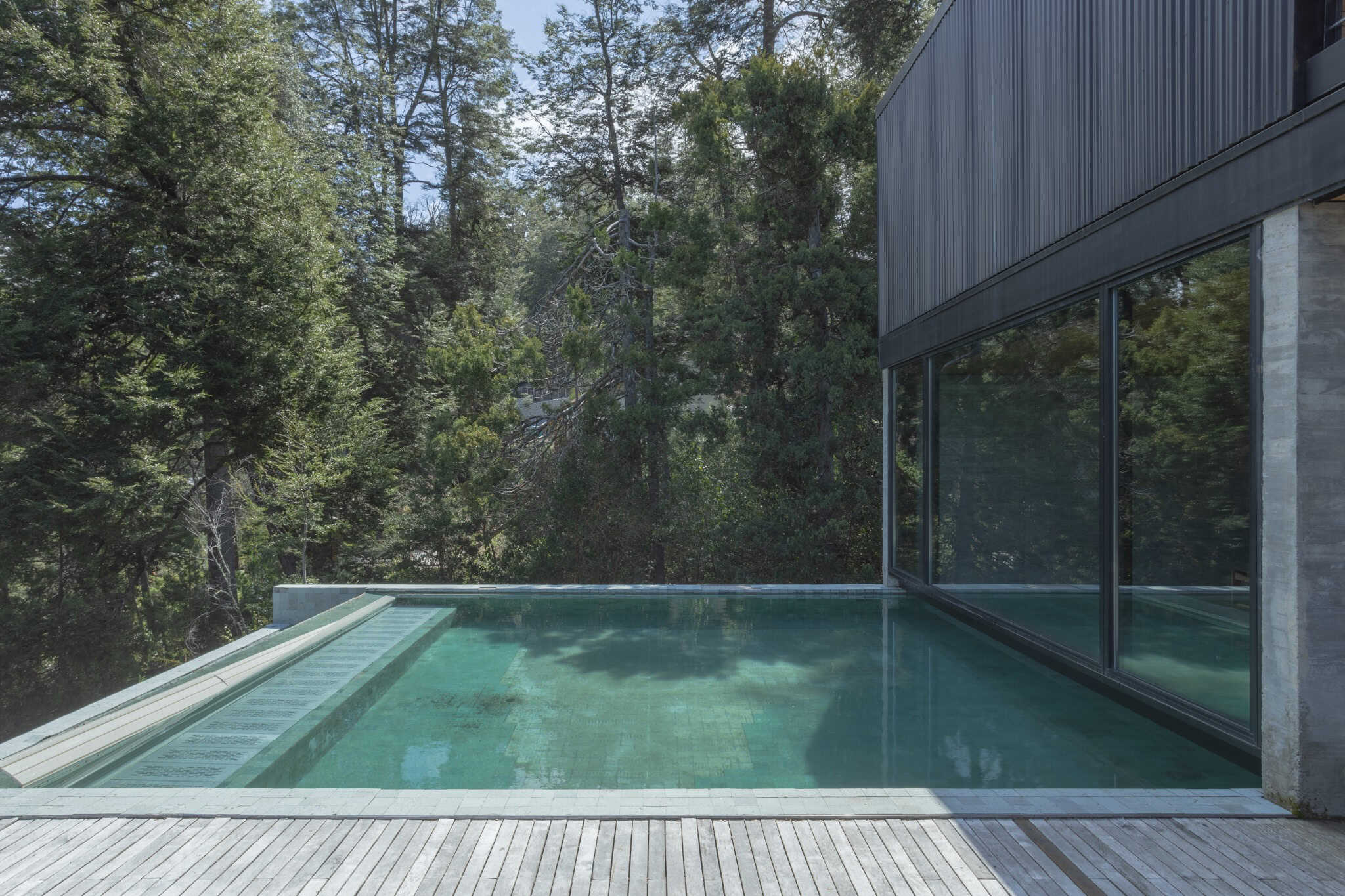 Infinity pool with concrete base at VLA House by A4estudio.