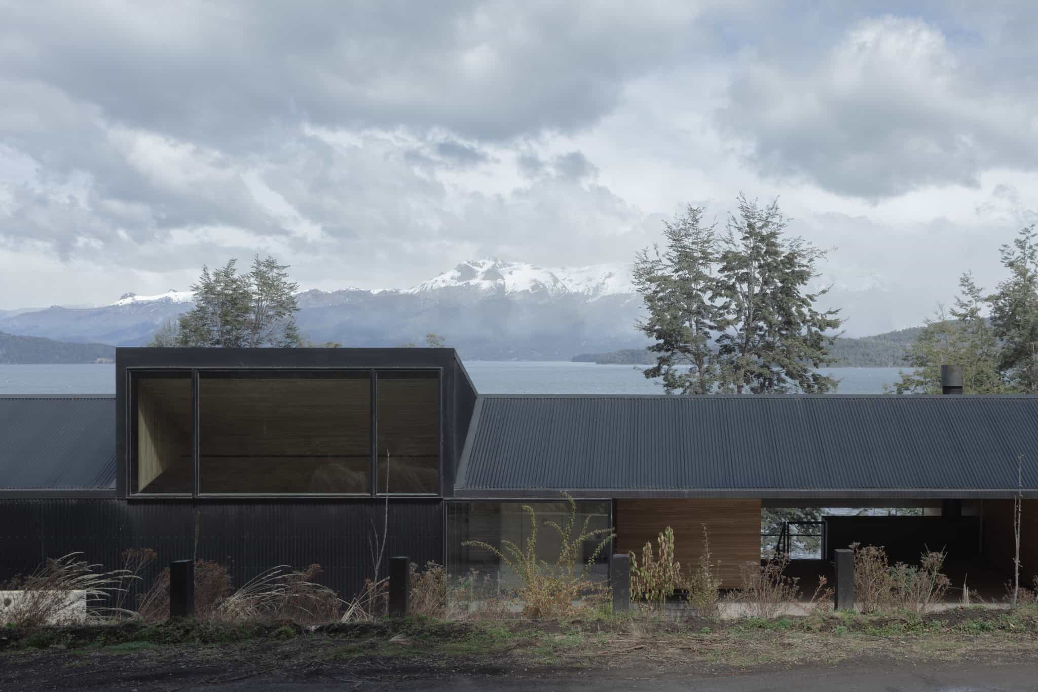 Modern cabin style of VLA House by A4estudio by the lake in Patagonia.