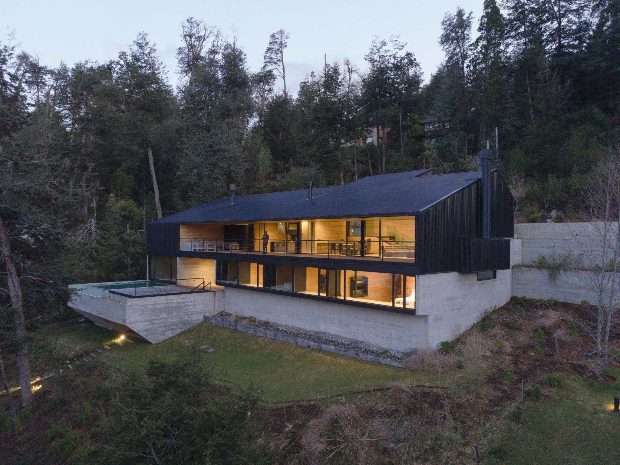 Sunset view of VLA House by A4estudio from the terrace.