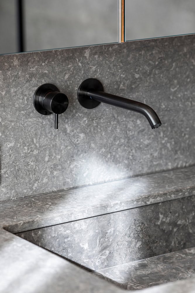 The House of la Baie de l’Ours by ACDF Architecture: A Lakeside Timber Retreat in Québec Modern bathroom of La Maison de la Baie de l’Ours