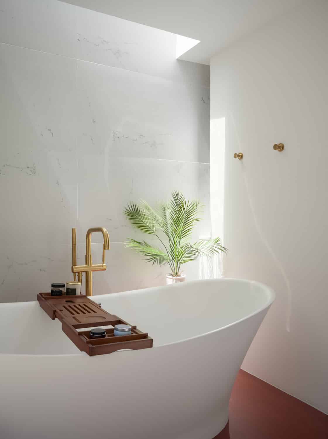 Olof Dahlstrand Mid-Century Remodel – Bathtub Skylight Brass Filler by Klopf Architecture Olof Dahlstrand Mid-Century Remodel freestanding bathtub under skylight with brass filler by Klopf Architecture, Orinda, California, USA
