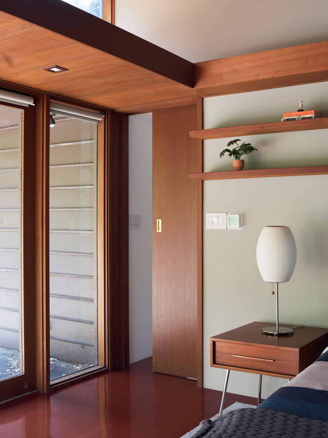 Olof Dahlstrand Mid-Century Remodel – Bedroom Nightstand Lamp Detail by Klopf Architecture Olof Dahlstrand Mid-Century Remodel bedroom nightstand and lamp detail by Klopf Architecture, Orinda, California, USA