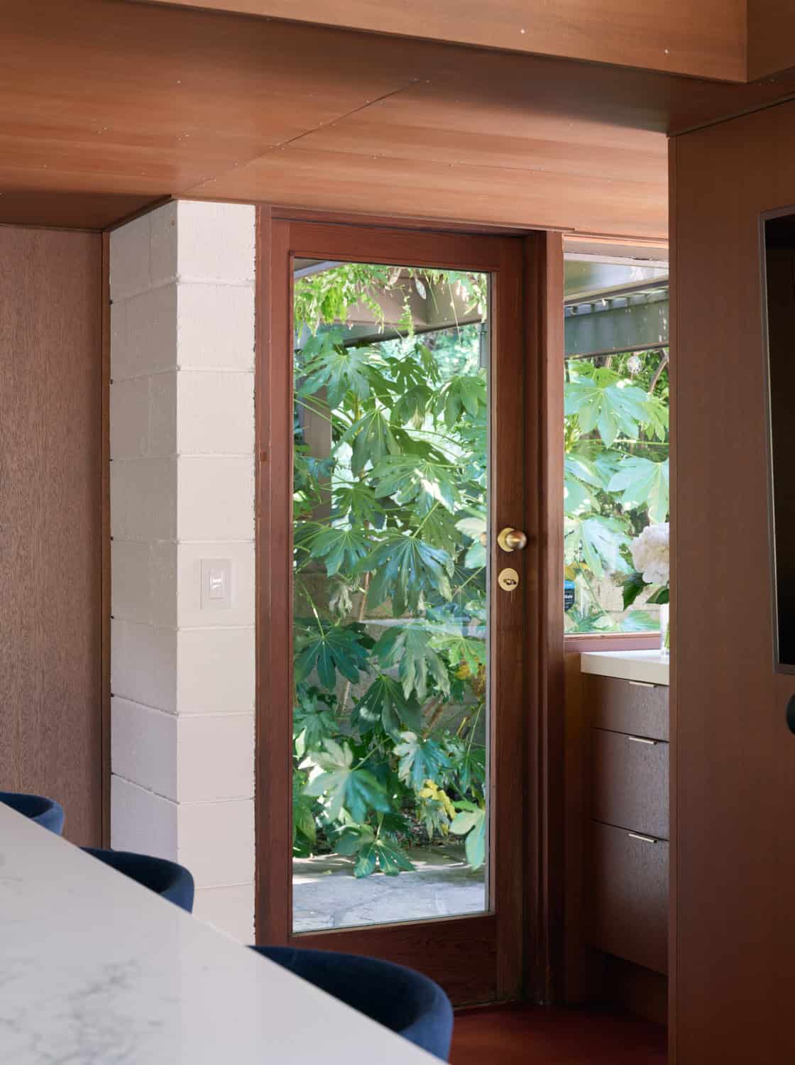 Olof Dahlstrand Mid-Century Remodel – Kitchen Garden Door Glass by Klopf Architecture Olof Dahlstrand Mid-Century Remodel kitchen glass garden door by Klopf Architecture, Orinda, California, USA