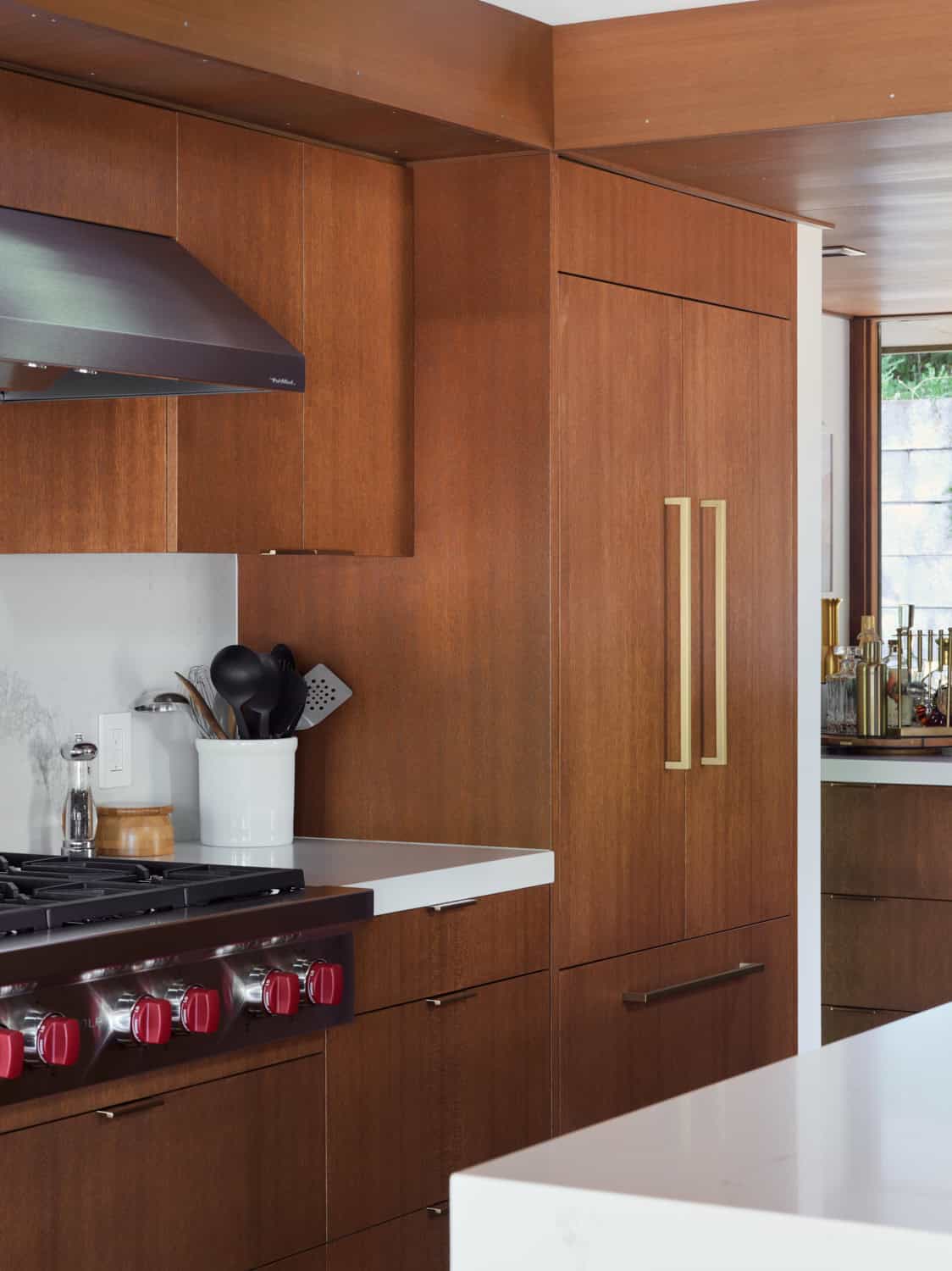 Olof Dahlstrand Mid-Century Remodel – Kitchen Range Cabinet Detail by Klopf Architecture Olof Dahlstrand Mid-Century Remodel kitchen range and cabinet detail by Klopf Architecture, Orinda, California, USA