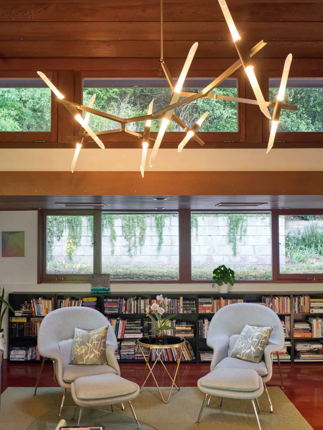 Olof Dahlstrand Mid-Century Remodel – Living Room Light Fixture by Klopf Architecture Olof Dahlstrand Mid-Century Remodel living room with sculptural light fixture by Klopf Architecture, Orinda, California, USA
