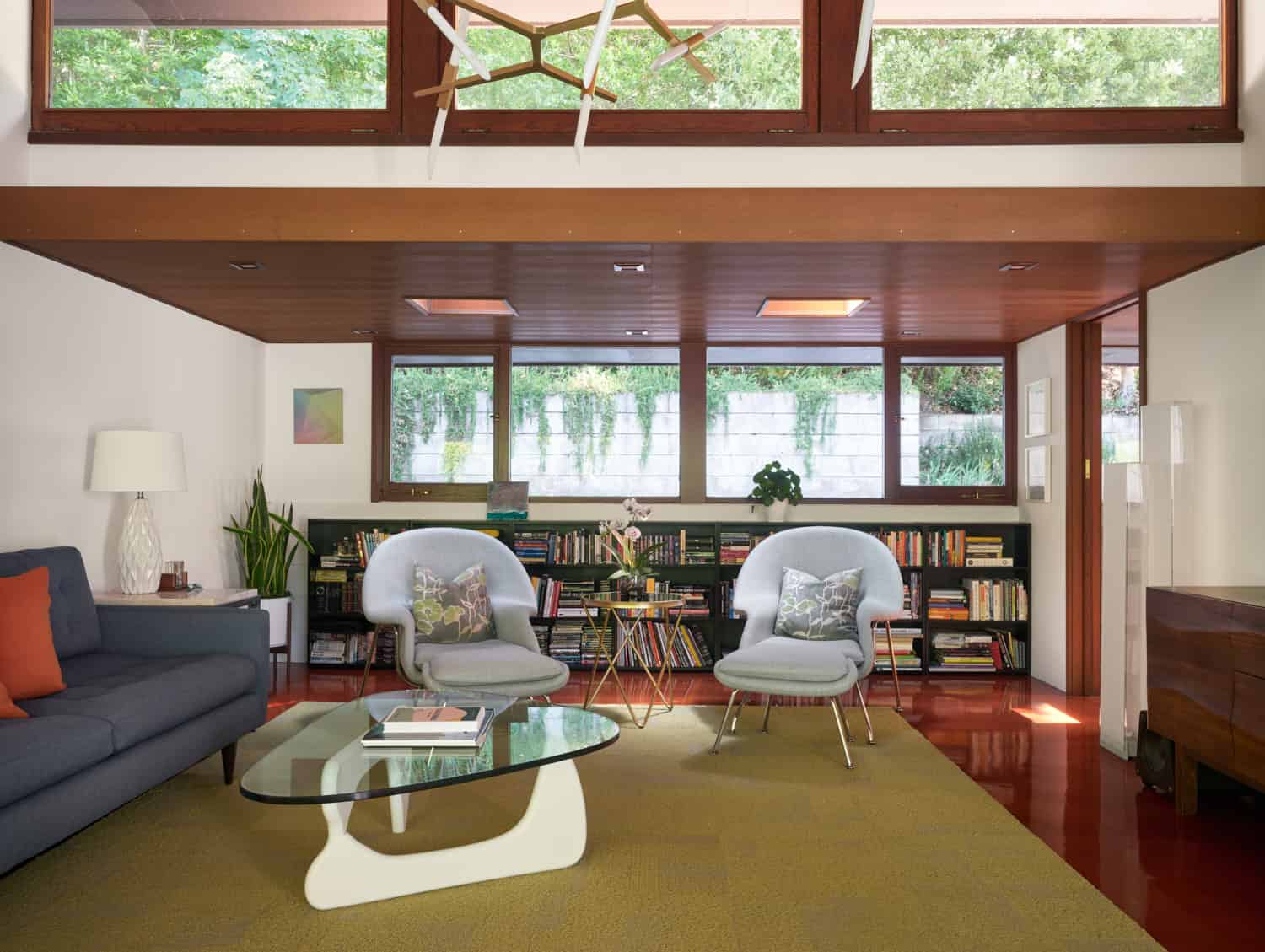 Olof Dahlstrand Mid-Century Remodel – Living Room Lounge Chairs by Klopf Architecture Olof Dahlstrand Mid-Century Remodel living room with lounge chairs by Klopf Architecture, Orinda, California, USA