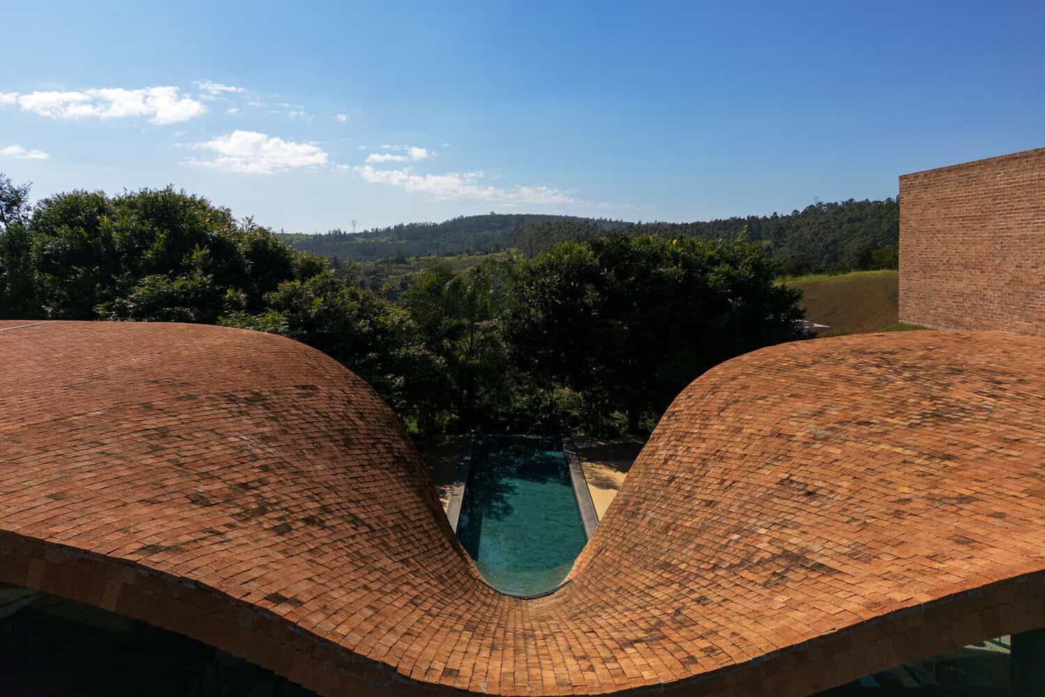 Passive House Curved Roof Pool by Mareines Arquitetura Passive House by Mareines Arquitetura curved roof pool São Paulo Brazil