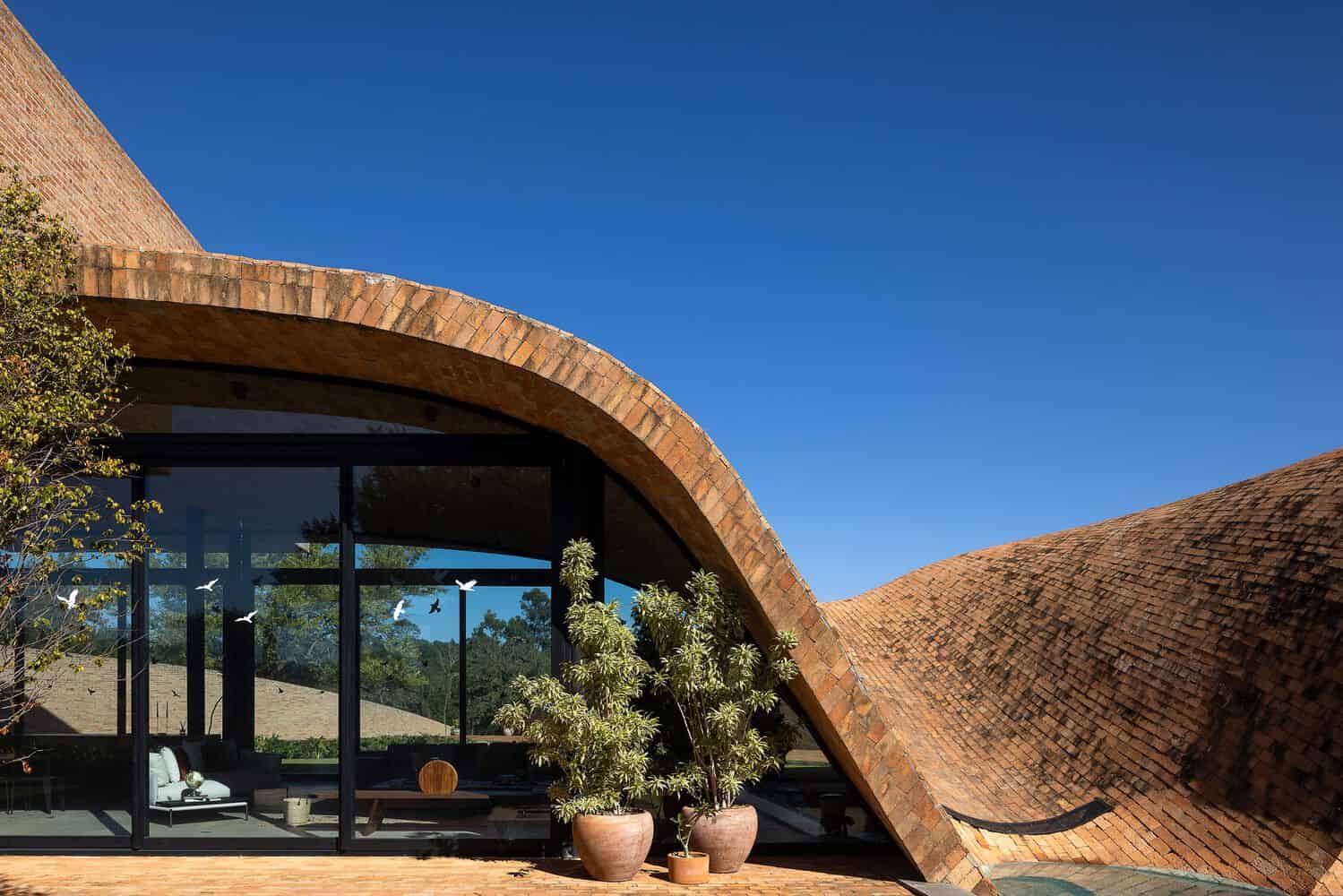 Passive House Curved Wall by Mareines Arquitetura Passive House by Mareines Arquitetura curved wall São Paulo Brazil