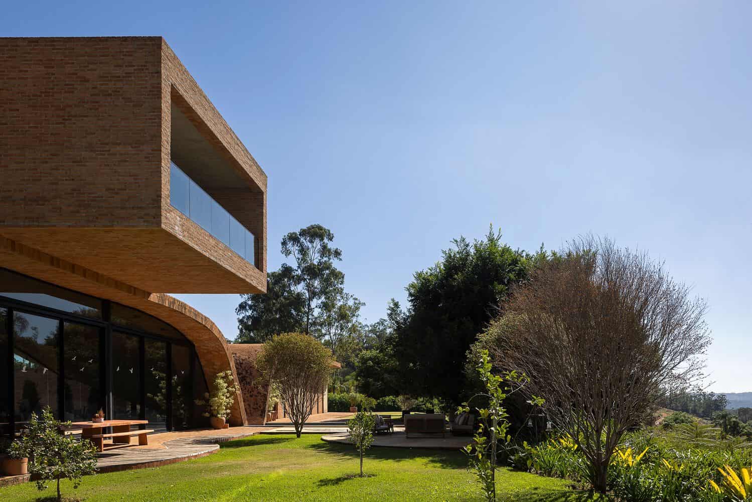 Passive House Garden and Cantilever by Mareines Arquitetura Passive House garden view with cantilevered upper volume, São Paulo, Brazil