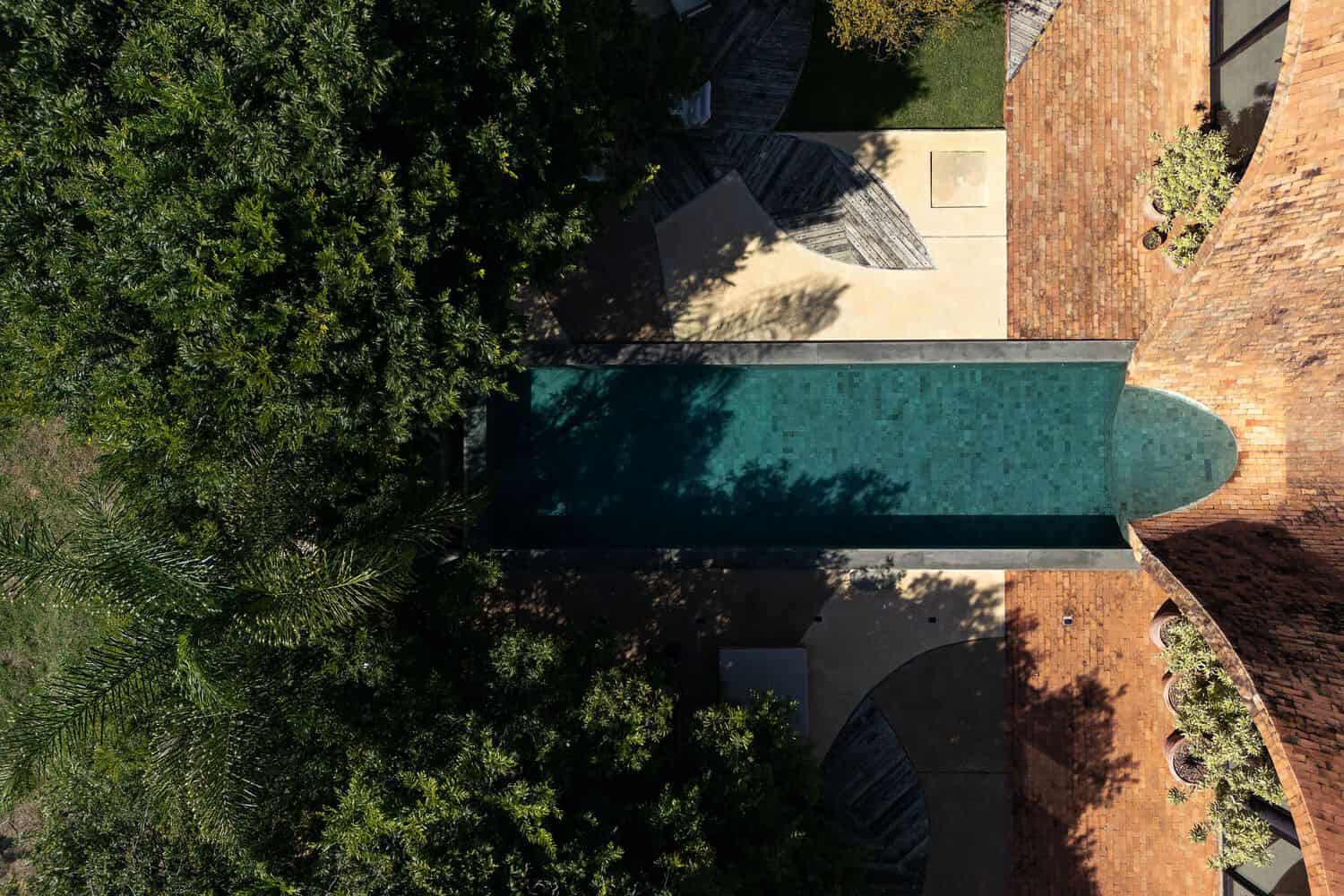 Passive House Swimming Pool Roof View by Mareines Arquitetura Passive House by Mareines Arquitetura swimming pool roof view São Paulo Brazil