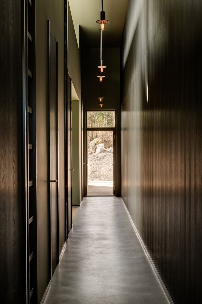 18-07 Holiday Home Corridor Lighting Detail by OFFICE INAINN 18-07 Holiday Home by OFFICE INAINN, concrete floor corridor with elegant pendant lighting