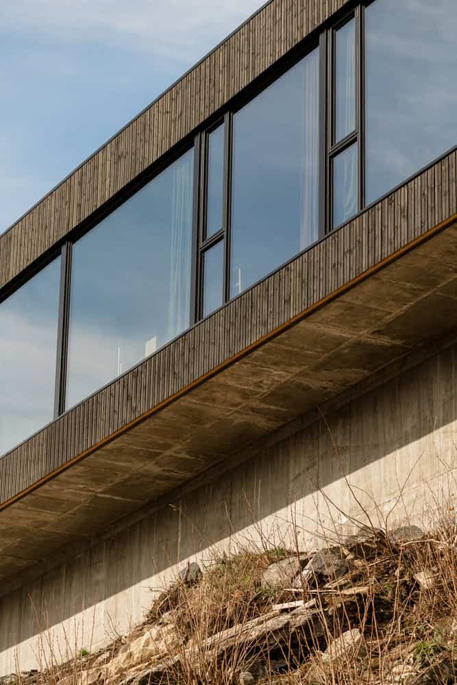 18-07 Holiday Home Glazed Cantilever by OFFICE INAINN 18-07 Holiday Home by OFFICE INAINN, glazed cantilevered living space over concrete base in Norway