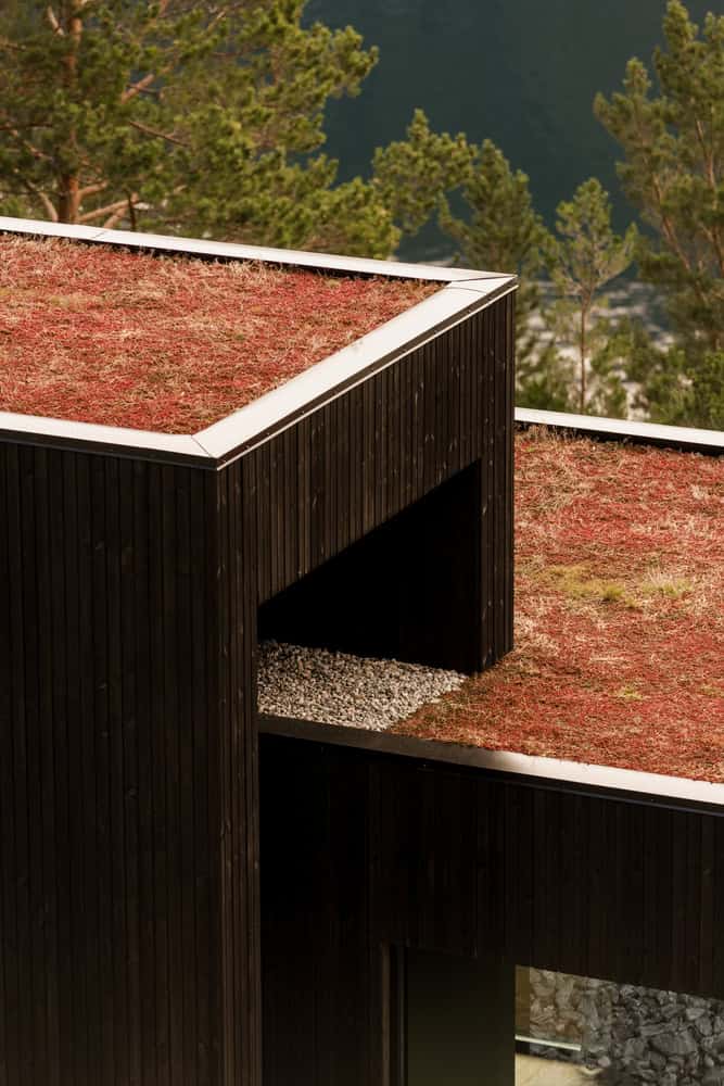 18-07 Holiday Home Green Roof Corner by OFFICE INAINN 18-07 Holiday Home by OFFICE INAINN, corner junction of green roofs in coastal Norway