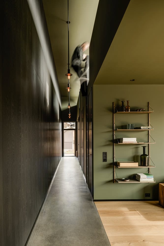 18-07 Holiday Home Hallway Green Interior by OFFICE INAINN 18-07 Holiday Home by OFFICE INAINN, minimalist green hallway with linear lighting and built-in shelving