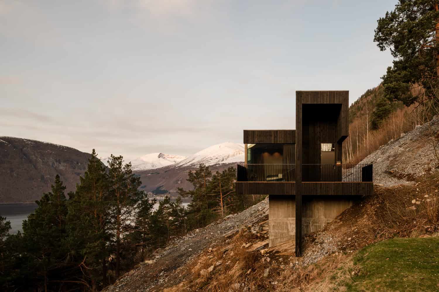 18-07 Holiday Home Ridgefront Profile by OFFICE INAINN 18-07 Holiday Home by OFFICE INAINN, linear ridgefront profile above Norwegian fjord