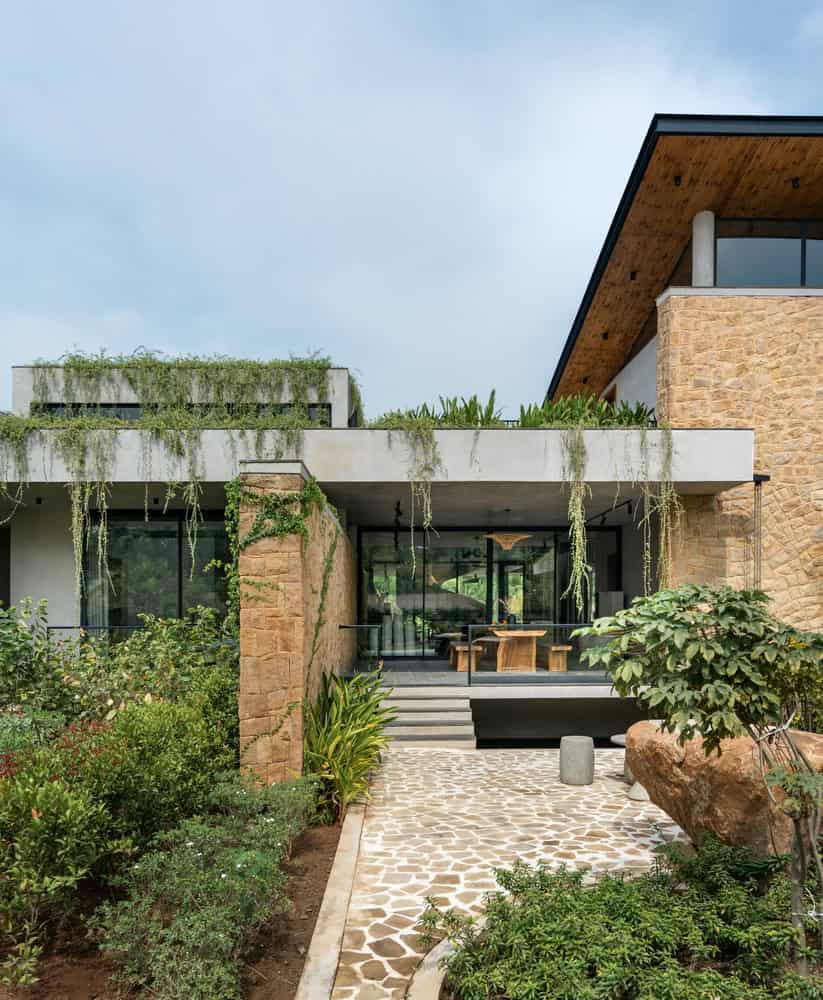 Antriya House Entry Terrace Stone Path by 23 Degrees Design Shift Antriya House by 23 Degrees Design Shift — entry terrace with stone path and planters, Hyderabad, India