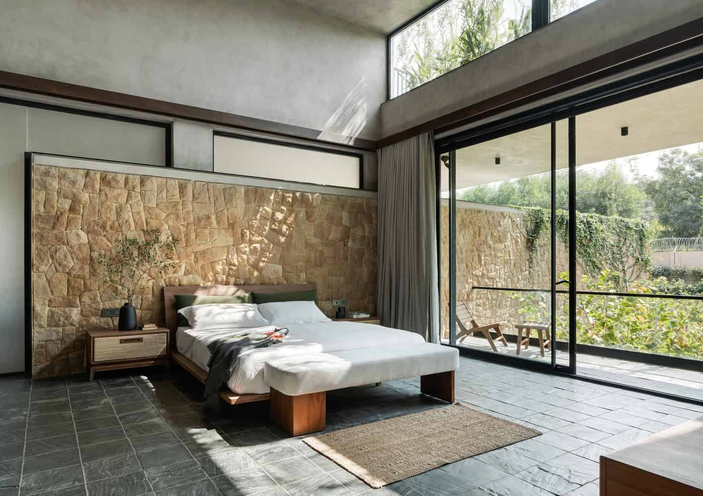 Antriya House Guest Bedroom Stone Wall by 23 Degrees Design Shift Antriya House by 23 Degrees Design Shift — guest bedroom with textured stone wall, Hyderabad, India