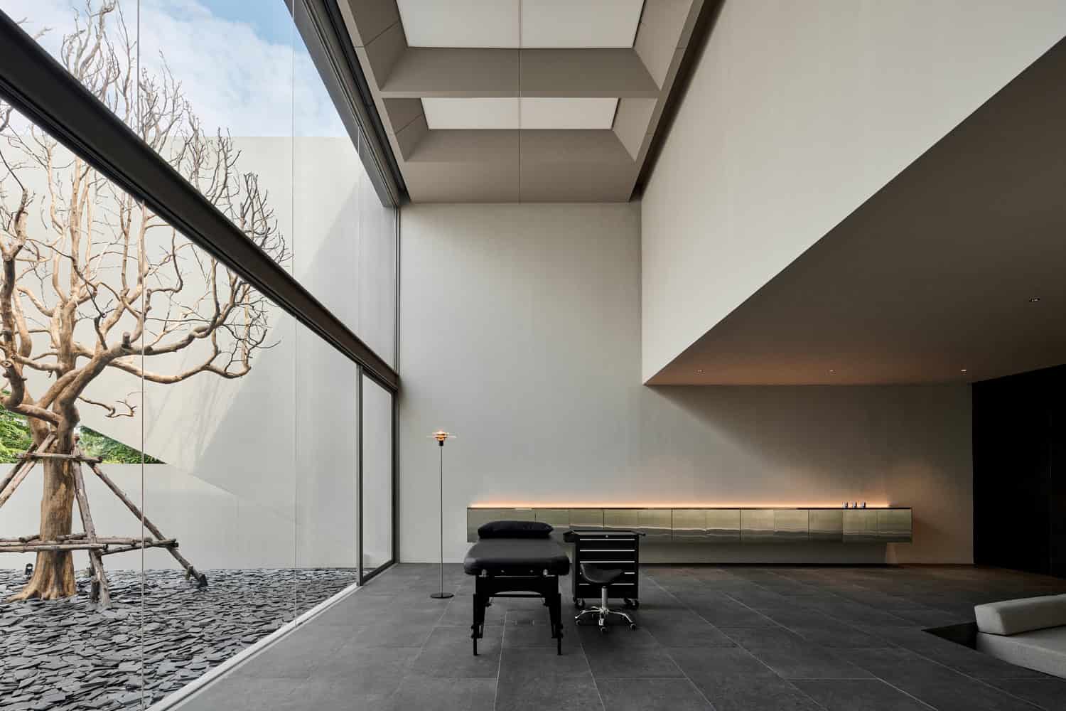 Casa T Courtyard Tree Hall by SSAA Casa T by SSAA, double-height hall with courtyard tree in Bangkok, Thailand