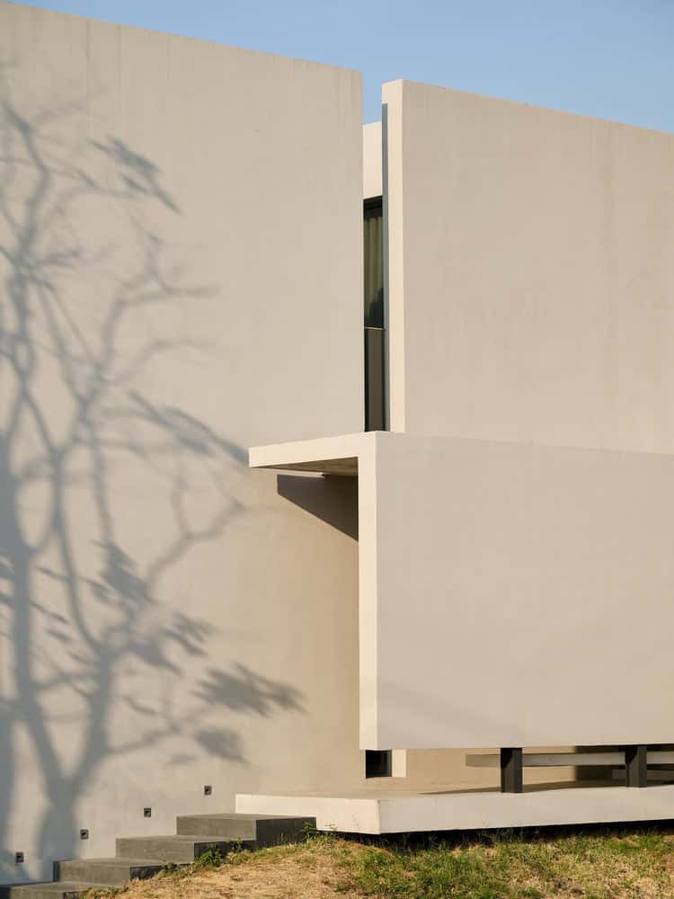 Casa T Side Cantilever Wall by SSAA Casa T by SSAA, side elevation with cantilevered wall plane in Bangkok, Thailand