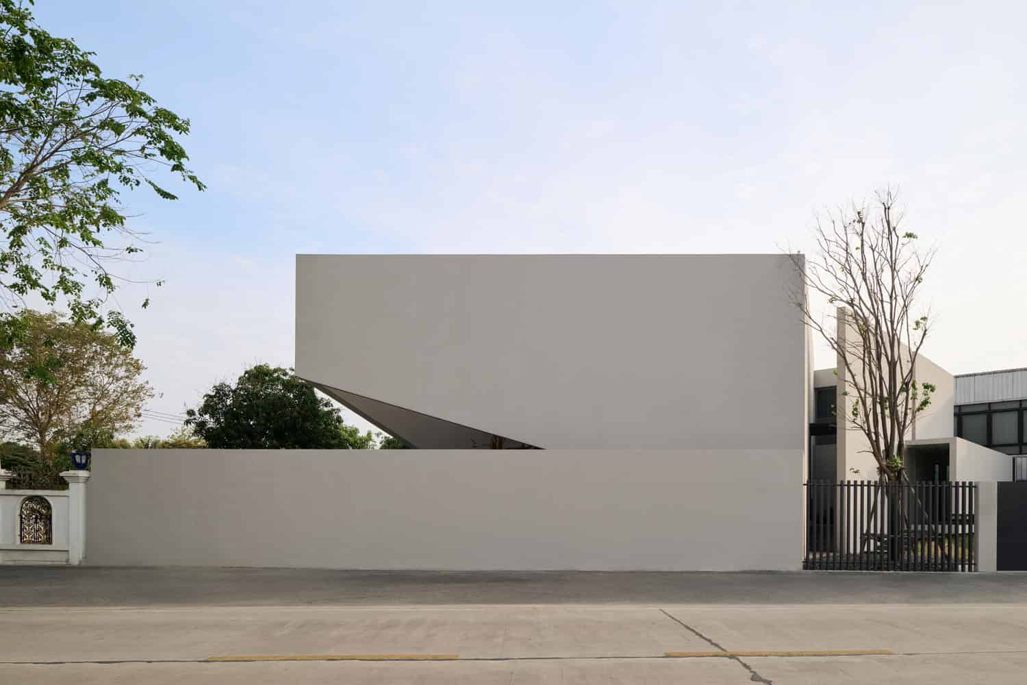Casa T Street Elevation by SSAA Casa T by SSAA, flat street elevation with screened entrance in Bangkok, Thailand
