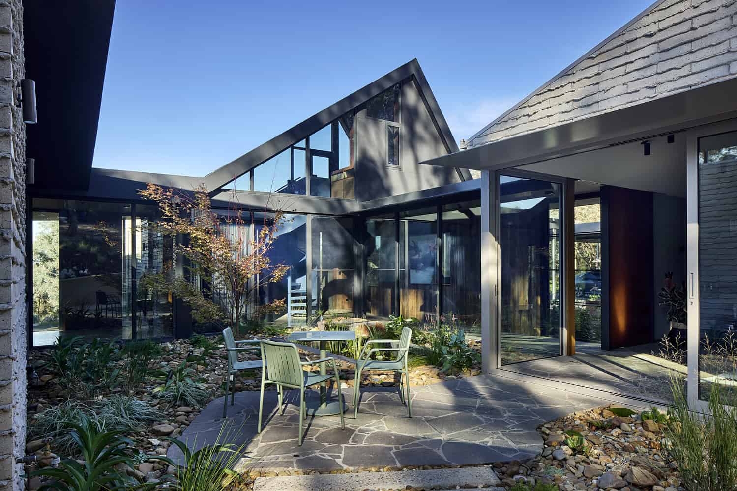 Korinda House Courtyard Garden Dining by Bent Architecture Korinda House by Bent Architecture — courtyard garden dining area, Plenty, Victoria
