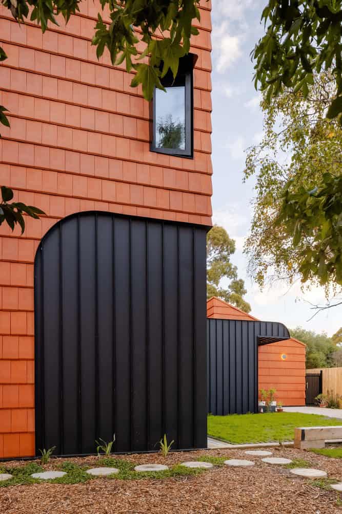 Mahogany House Arch Entry Black Cladding by R ARCHITECTURE Mahogany House by R ARCHITECTURE, arched entry with black cladding, Mount Waverley, Victoria