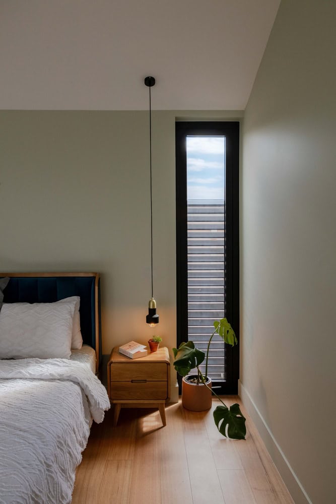Mahogany House Bedroom with Green Wall by R ARCHITECTURE Mahogany House by R ARCHITECTURE, bedroom with green wall and minimalist decor, Mount Waverley, Victoria