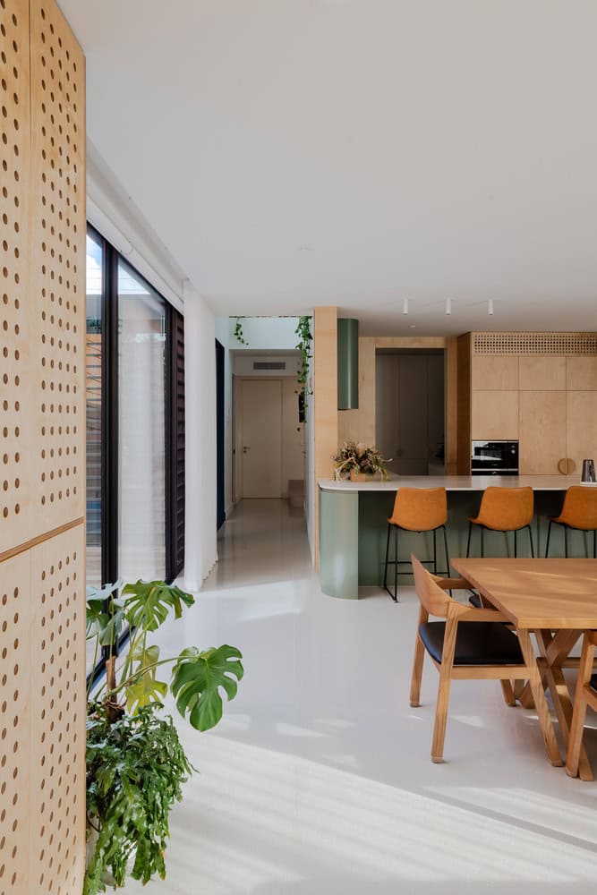 Mahogany House Dining and Kitchen View by R ARCHITECTURE Mahogany House by R ARCHITECTURE, open-plan dining and kitchen with natural light, Mount Waverley, Victoria