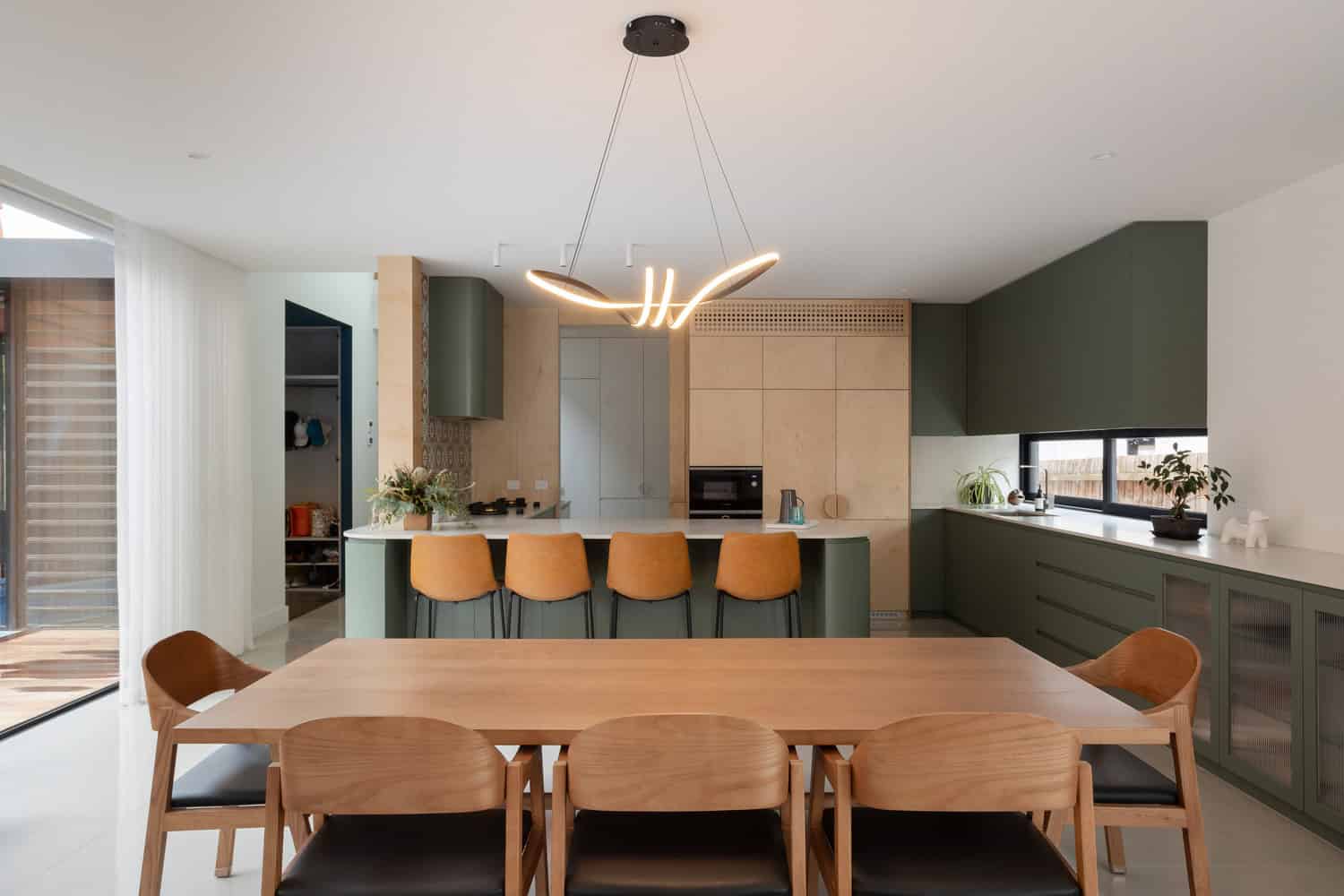 Mahogany House Dining Area Lighting by R ARCHITECTURE Mahogany House by R ARCHITECTURE, dining area with sculptural pendant lighting, Mount Waverley, Victoria