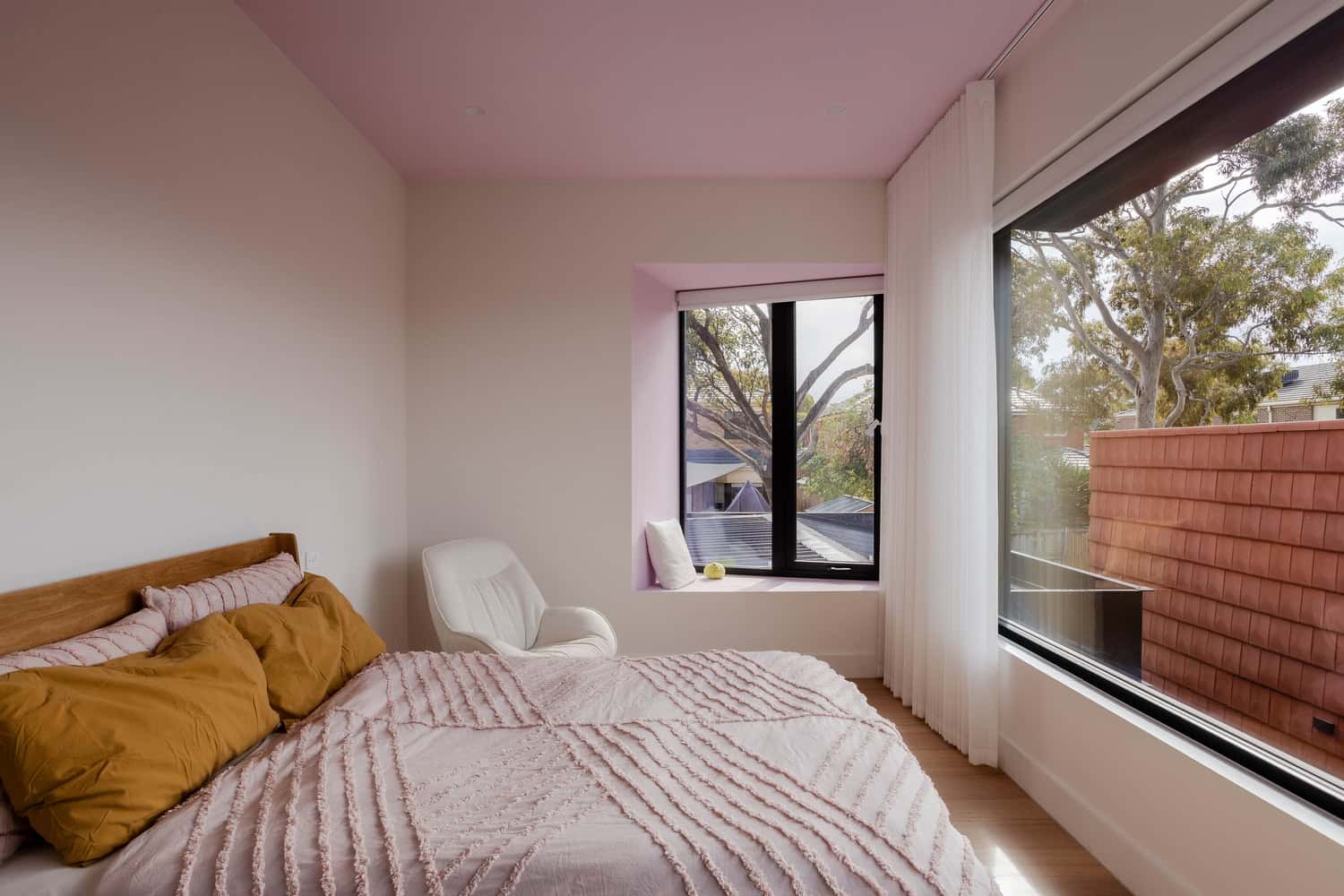 Mahogany House Guest Bedroom Pink Ceiling by R ARCHITECTURE Mahogany House by R ARCHITECTURE, guest bedroom with pink ceiling and soft tones, Mount Waverley, Victoria