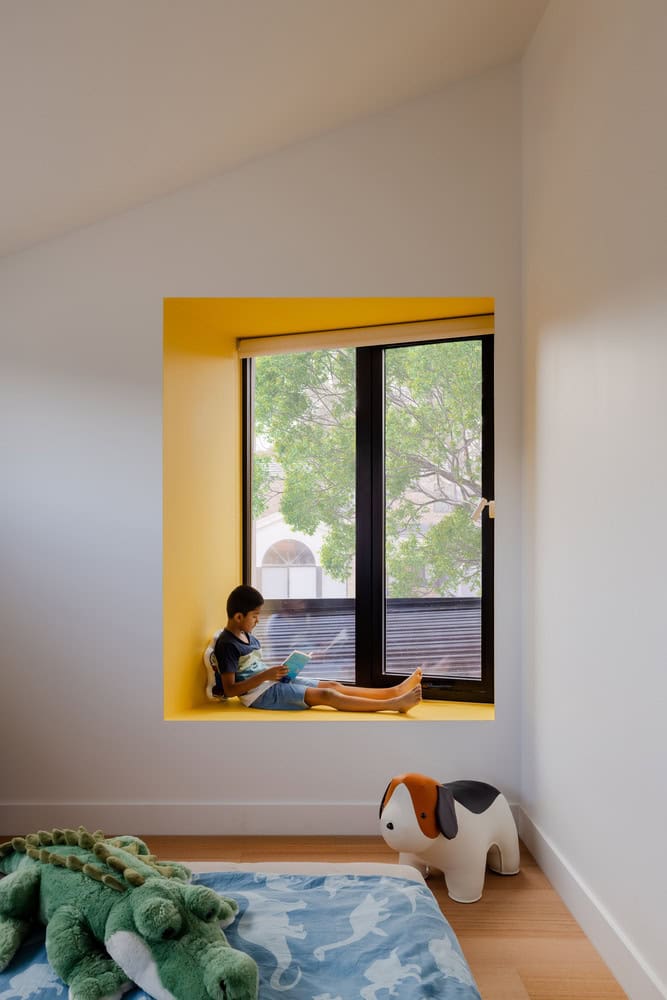 Mahogany House Kids Bedroom Yellow Window by R ARCHITECTURE Mahogany House by R ARCHITECTURE, kids bedroom with yellow window alcove, Mount Waverley, Victoria