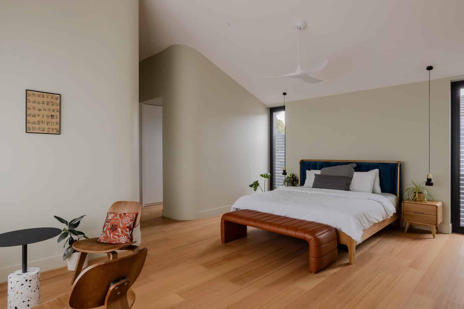 Mahogany House Master Bedroom Interior by R ARCHITECTURE Mahogany House by R ARCHITECTURE, master bedroom interior with wood floor and natural light, Mount Waverley, Victoria