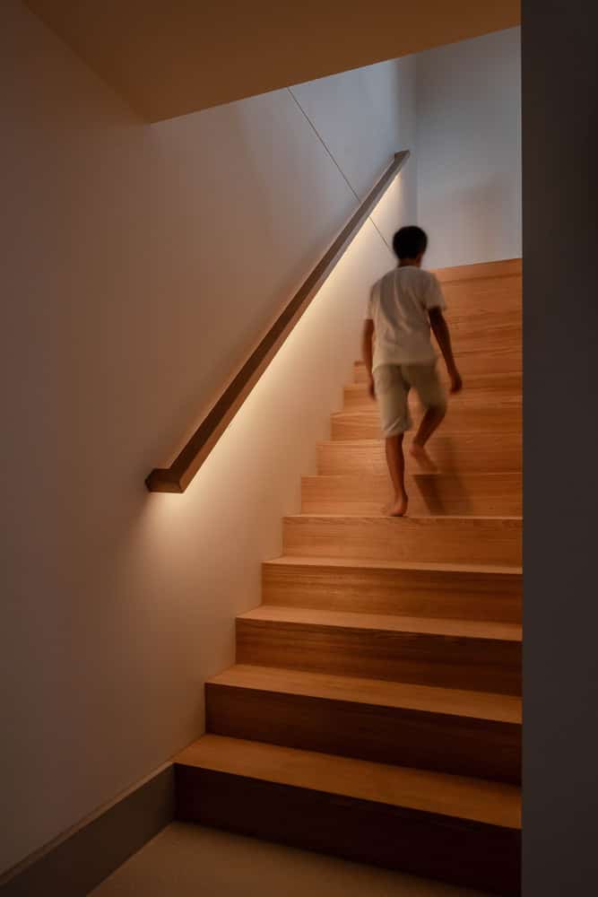 Mahogany House Staircase Lighting by R ARCHITECTURE Mahogany House by R ARCHITECTURE, warm timber staircase with integrated lighting, Mount Waverley, Victoria