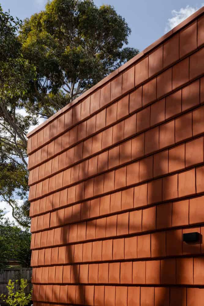Mahogany House Terracotta Shingle Detail by R ARCHITECTURE Mahogany House by R ARCHITECTURE, terracotta shingle detail, Mount Waverley, Victoria