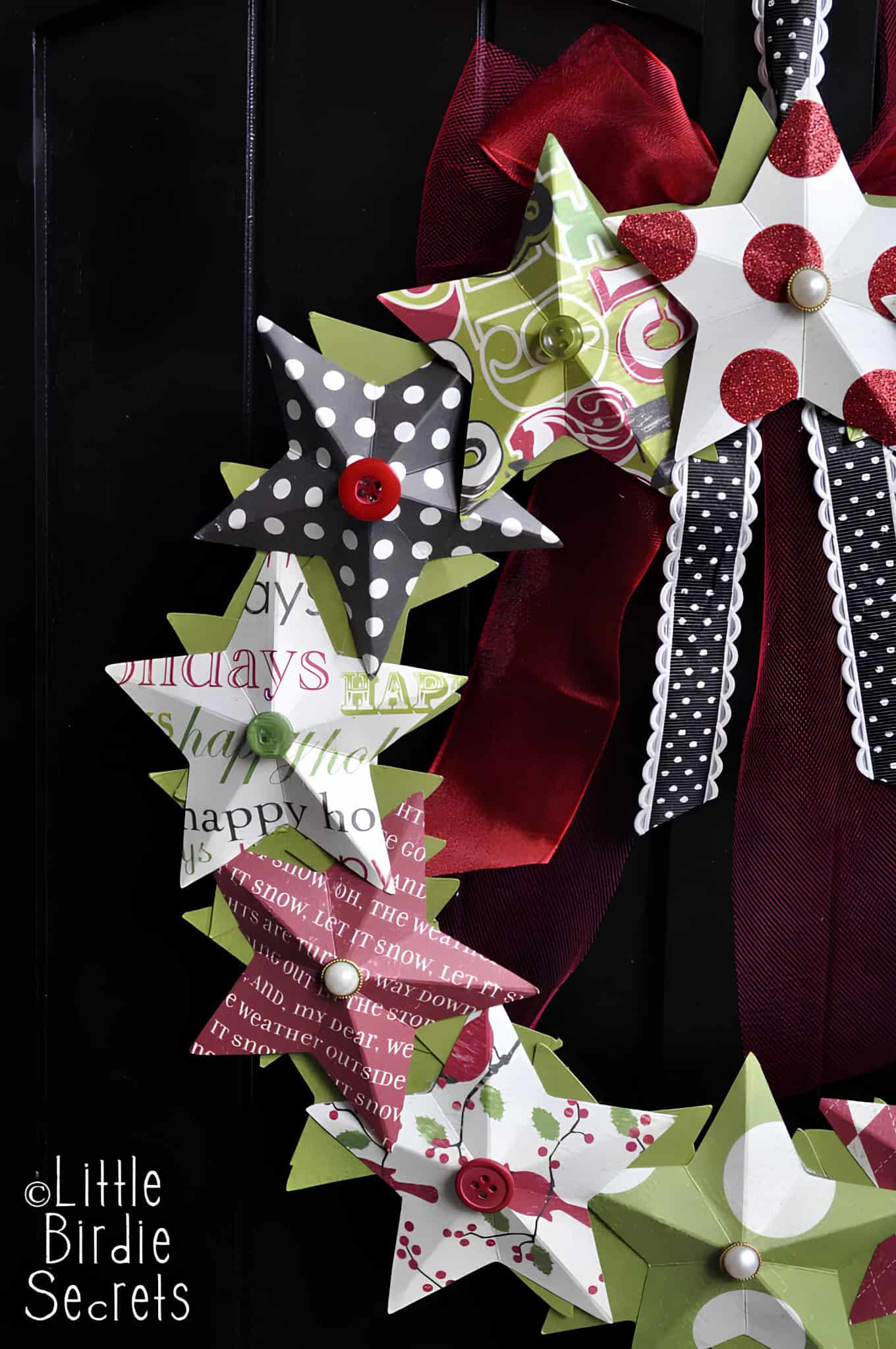 Paper star wreath with buttons and dotted ribbons in black, red and green