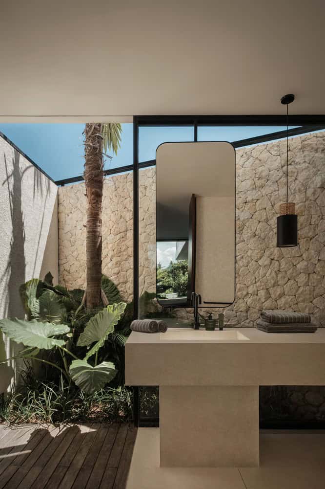 Tapa Villa Bathroom Garden by Studio Tanama Tapa Villa by Studio Tanama bathroom with stone wall and tropical garden in Bali, Indonesia