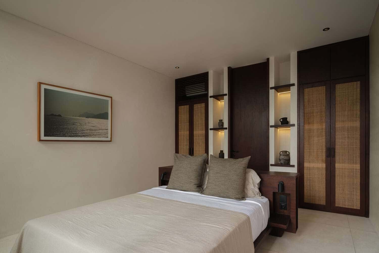 Tapa Villa Bedroom One by Studio Tanama Tapa Villa by Studio Tanama guest bedroom with natural materials in Bali, Indonesia