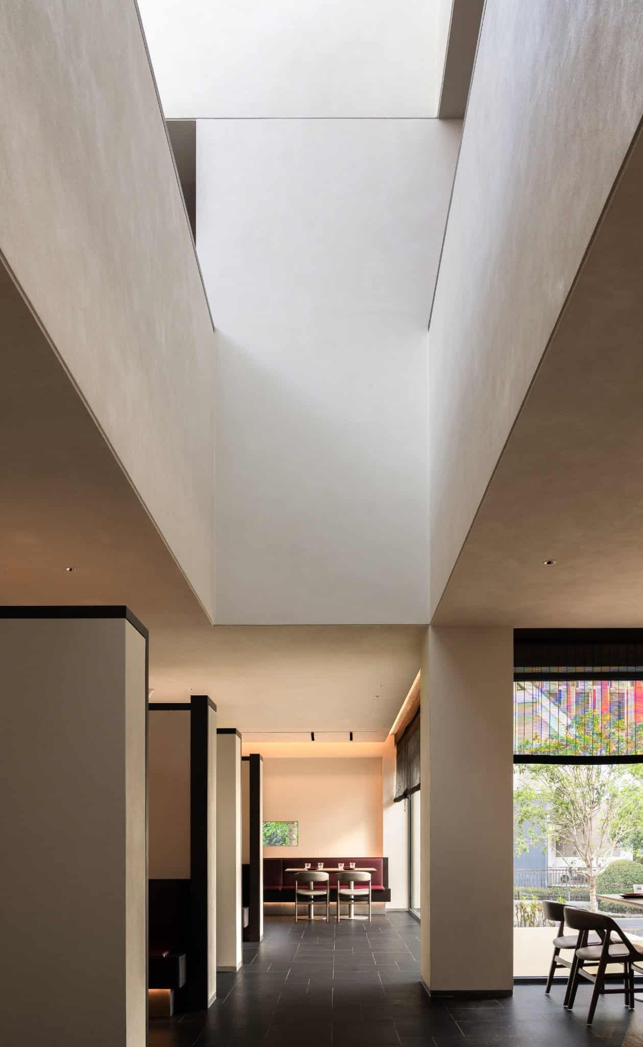 Yang’s Qing Lobster · Bai Jia Hu Store Atrium Void Perspective by IN.X Yang’s Qing Lobster · Bai Jia Hu Store by IN.X — atrium void perspective, Nanjing, China