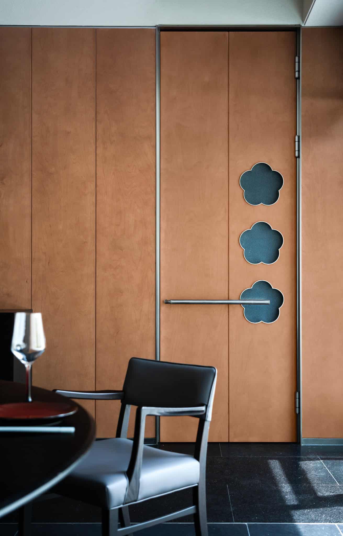 Yang’s Qing Lobster · Bai Jia Hu Store Cloud Door Detail by IN.X Yang’s Qing Lobster · Bai Jia Hu Store by IN.X — cloud-shaped door glazing detail, Nanjing, China