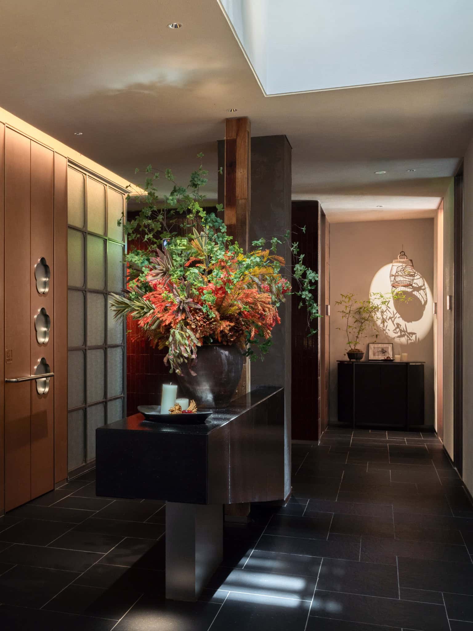 Yang’s Qing Lobster · Bai Jia Hu Store Corridor Floral Console by IN.X Yang’s Qing Lobster · Bai Jia Hu Store by IN.X — corridor with floral console, Nanjing, China