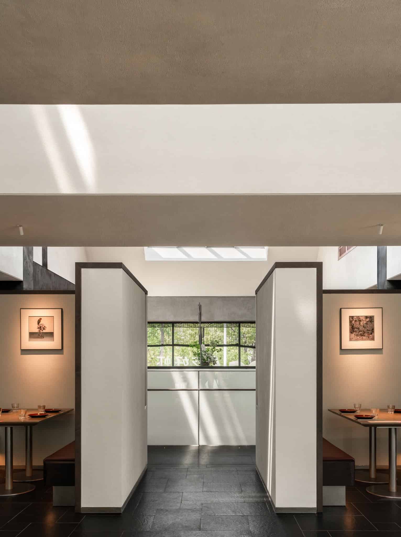 Yang’s Qing Lobster · Bai Jia Hu Store Private Booth Corridor by IN.X Yang’s Qing Lobster · Bai Jia Hu Store by IN.X — private booth corridor, Nanjing, China